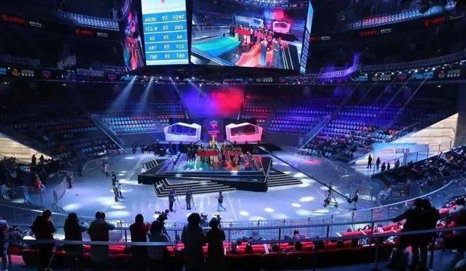 展现出了年 展现出了年